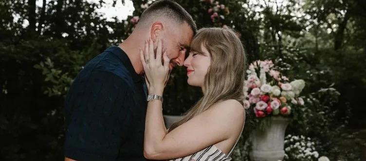 Taylor Swift y el jugador de fútbol americano Travis Kelce cuando anunciaron su compromiso. 