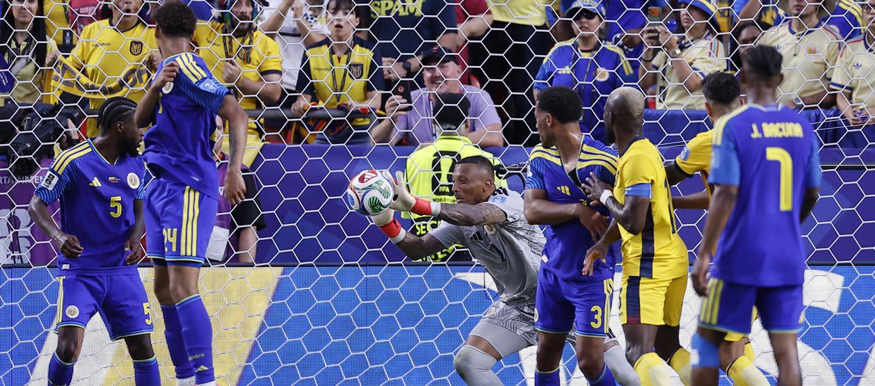 Una de las atajadas de Ely Room en el partido contra Ecuador.