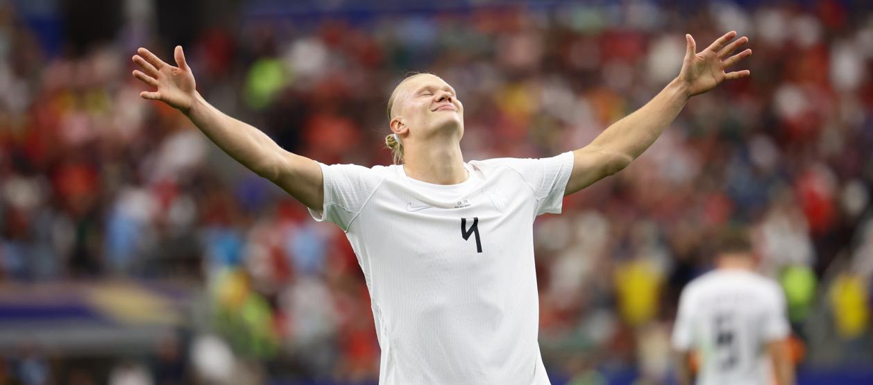 Erling Haaland celebra tras marcar el gol que le dio el pase a octavos de final a Noruega.