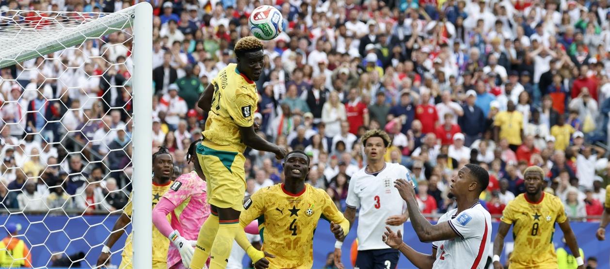 Kojo Peprah Oppong despeja un balón sobre el arco de Ghana. 