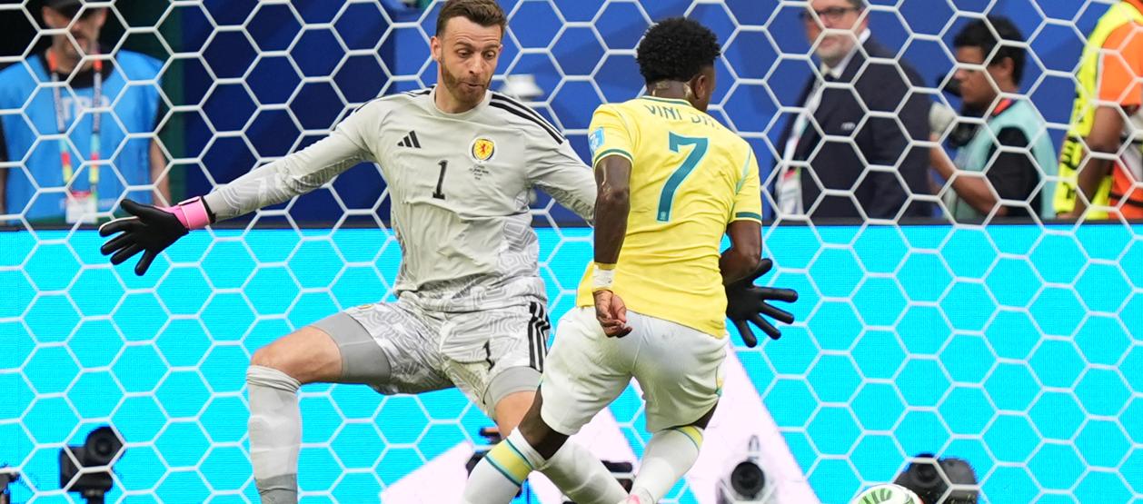 Vinicius elude al portero escocés Angus Gunn antes de marcar el primer gol de Brasil.