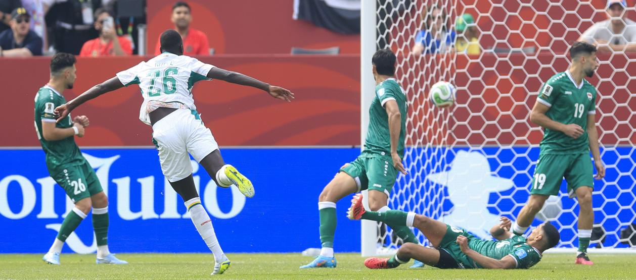 Pape Gueye marca su primer gol contra Irak. 