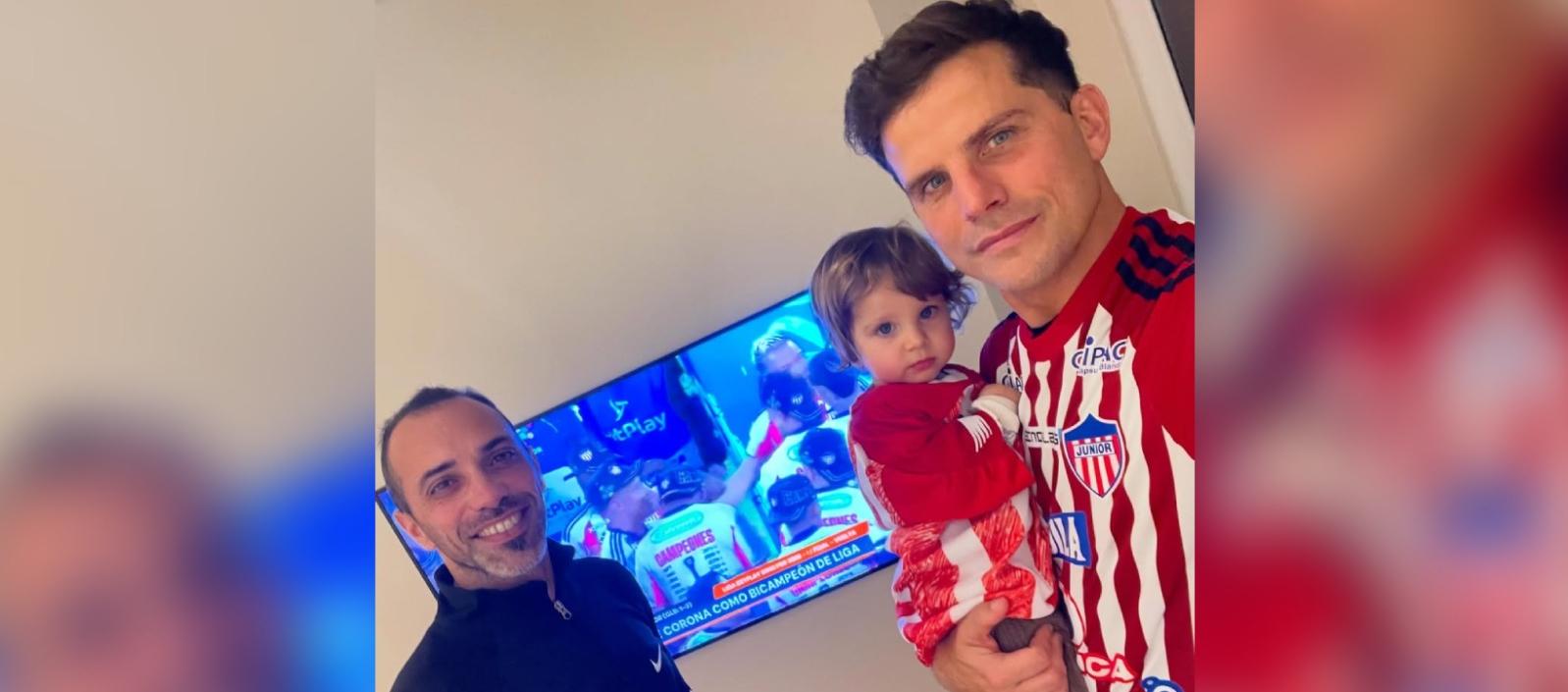 Junior Ischia con su hija Trinidad y su primo Leo, en pleno festejo del título del equipo tiburón.