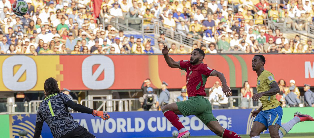 Ismael Saibari baña al portero Allison para el gol que puso en ventaja a Marruecos.