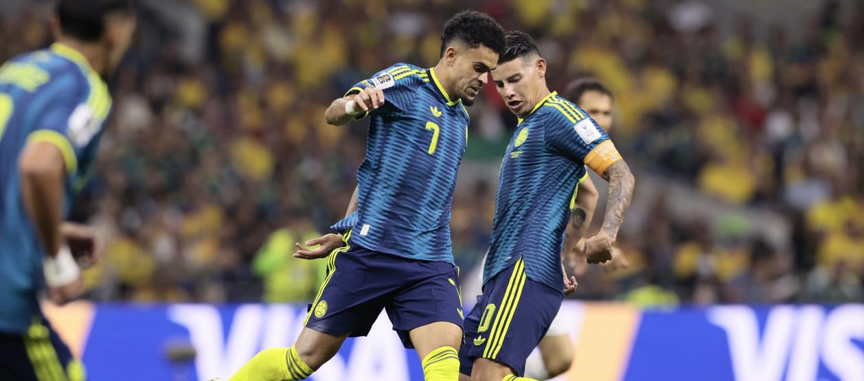 James Rodríguez y Luis Díaz durante el partido contra Uzbekistán.
