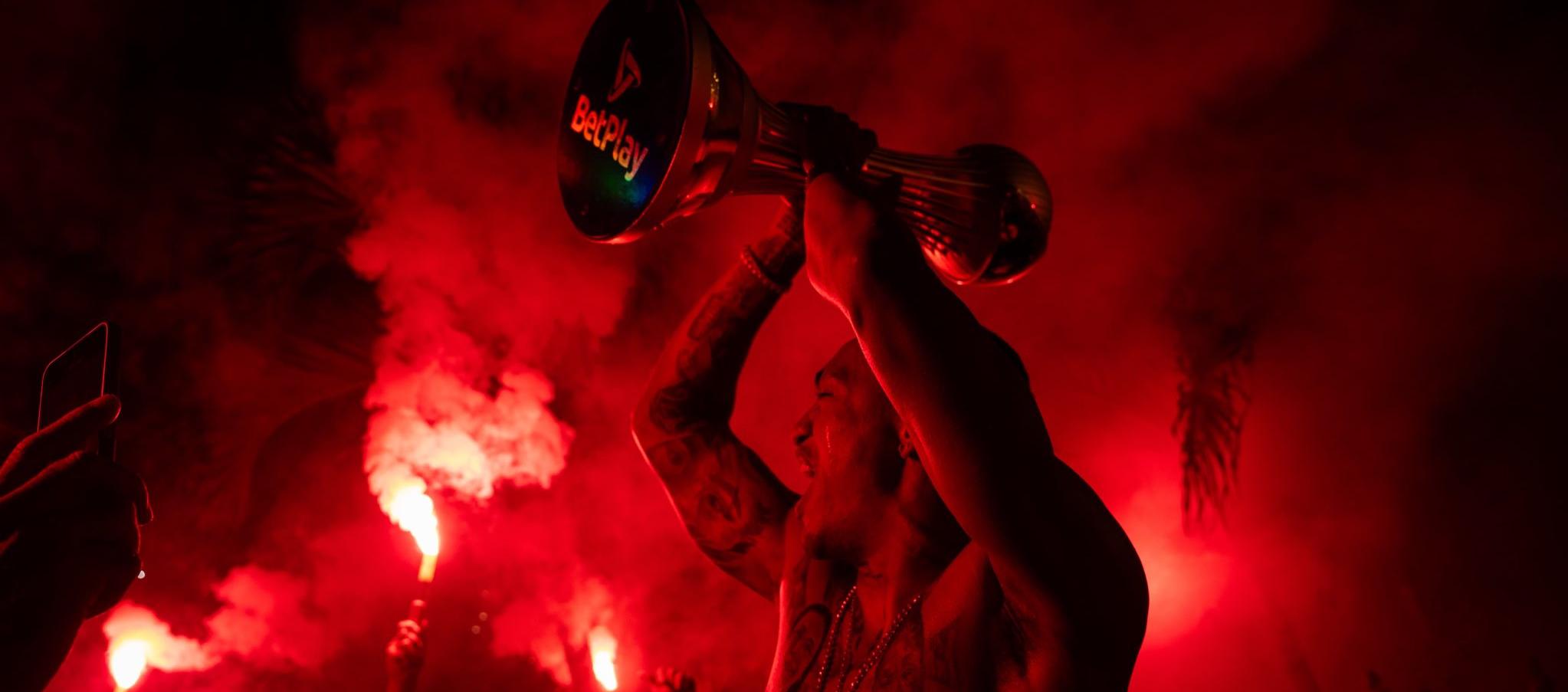 Jermein Peña con el trofeo en mano celebrando con los hinchas del Junior.