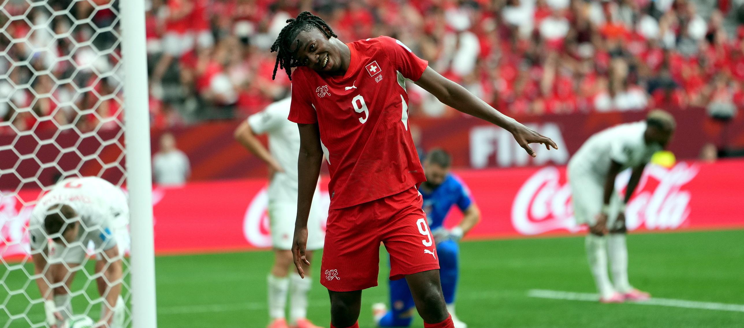 Johan Manzambi celebra tras marcar el segundo gol de Suiza. 
