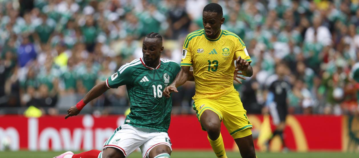 Julián Quiñones en un duelo con el sudafricano Sphephelo Sithole.