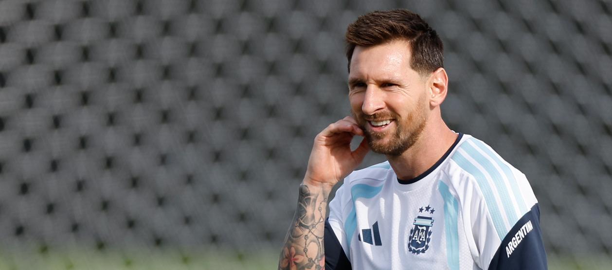 Lionel Messi viene de marcar un triplete contra Argelia. 