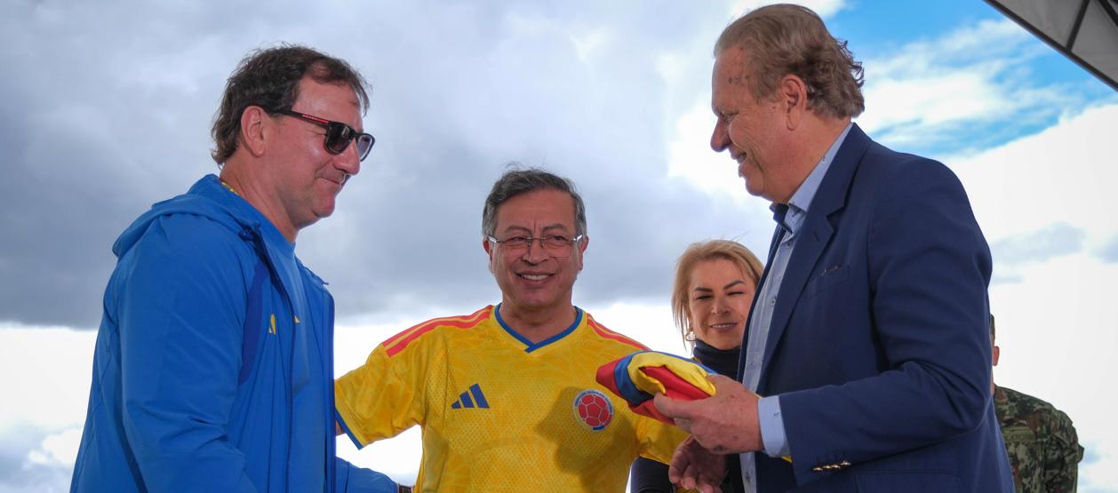 Néstor Lorenzo con el presidente Gustavo Petro y el dirigente Ramón Jesurun.