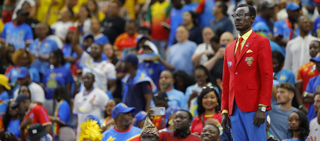 El aficionado Michel Nkuka Mboladinga disfrazado de 'Lumumba Vea', durante el partido contra Colombia.