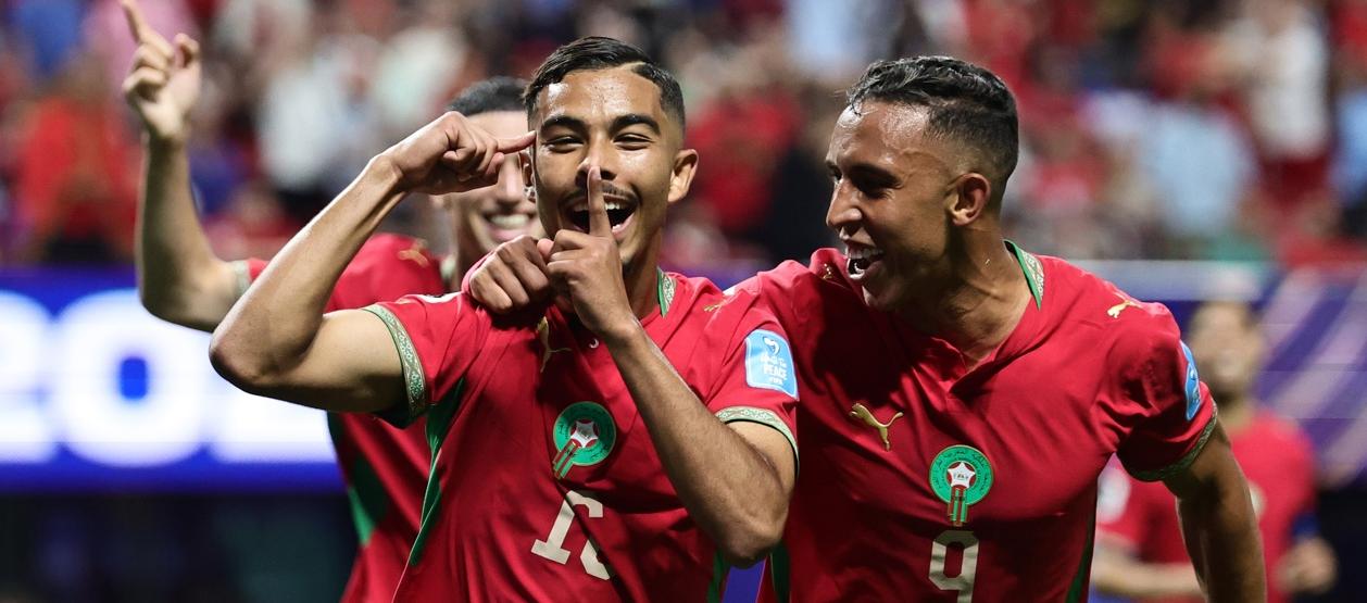 Gessime Yassine (izquierda) y Soufiane Rahimi celebran el cuarto gol de Marruecos.