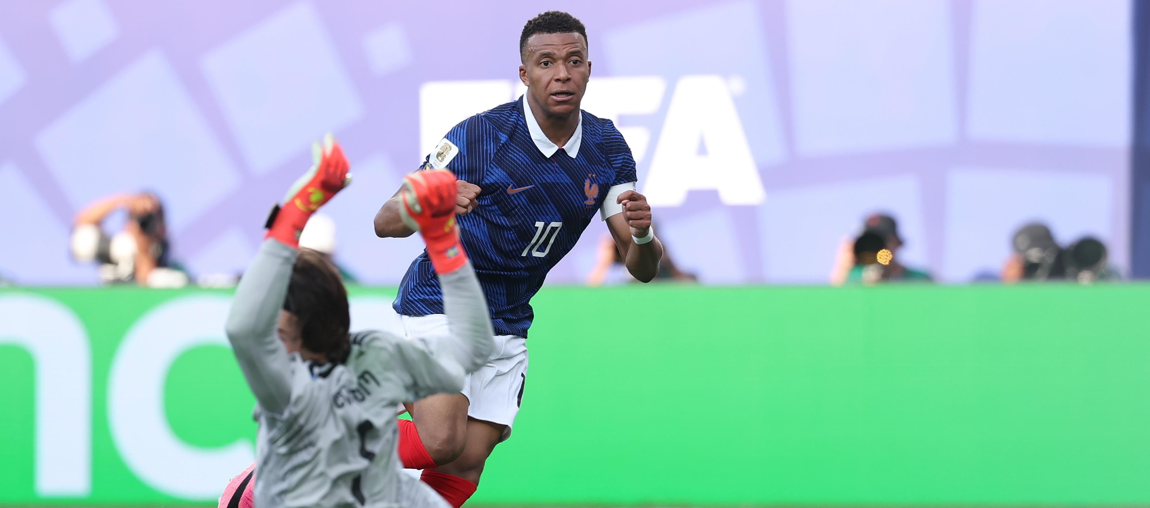 Kylian Mbappé anota su segundo gol contra Suecia, sexto en el torneo.