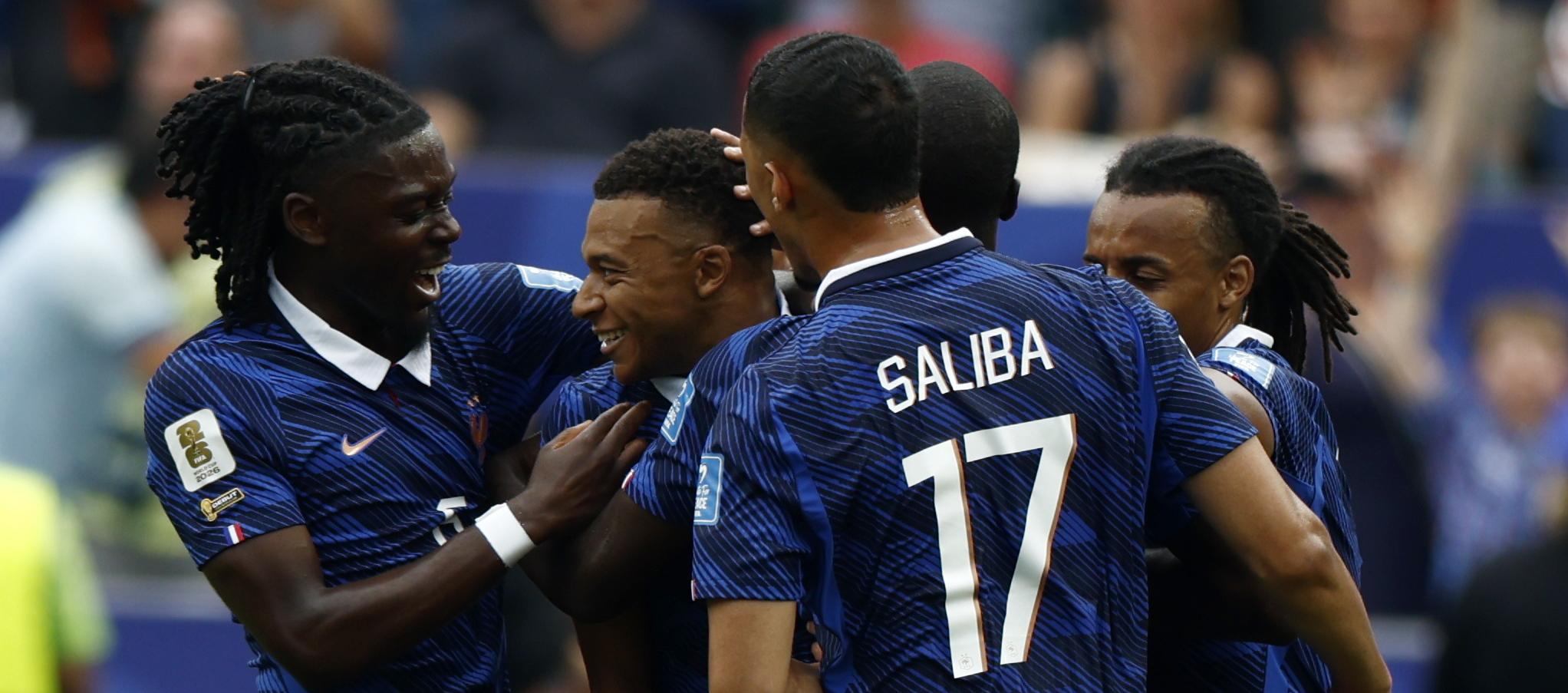 Kylian Mbappé celebra con sus compañeros tras marcar gol ante Irak.