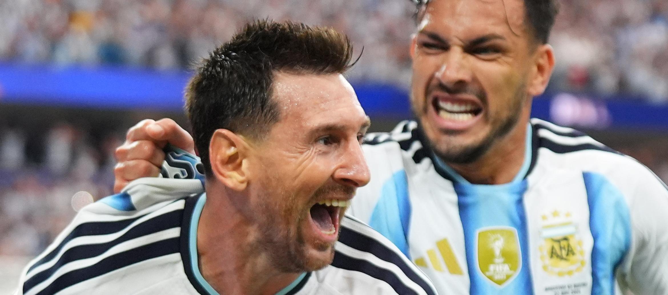 Lionel Messi celebra su segundo gol ante Austria con Leandro Paredes. 