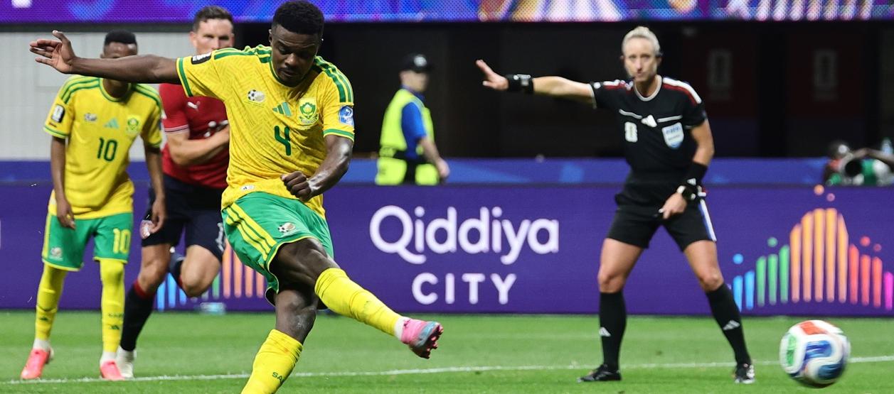 Teboho Mokoena cobra la pena máxima que significó el empate sudafricano.