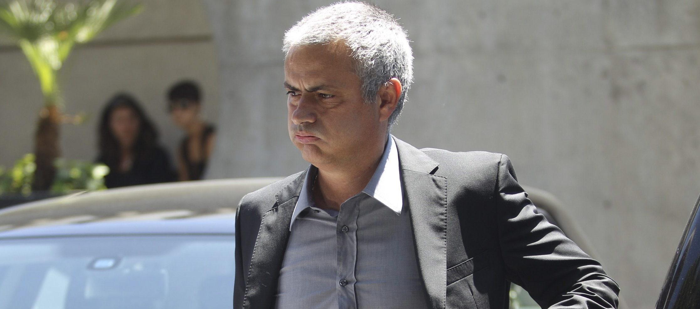 Mourinho reemplaza en el Real Madrid a Álvaro Arbeloa.