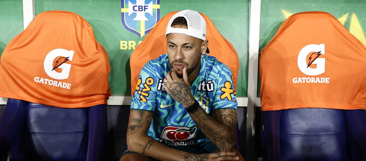 Neymar, en el banco de suplentes durante el partido amistoso contra Panamá.