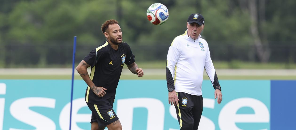 Neymar con el técnico Carlo Ancelotti en un entrenamiento de Brasil.