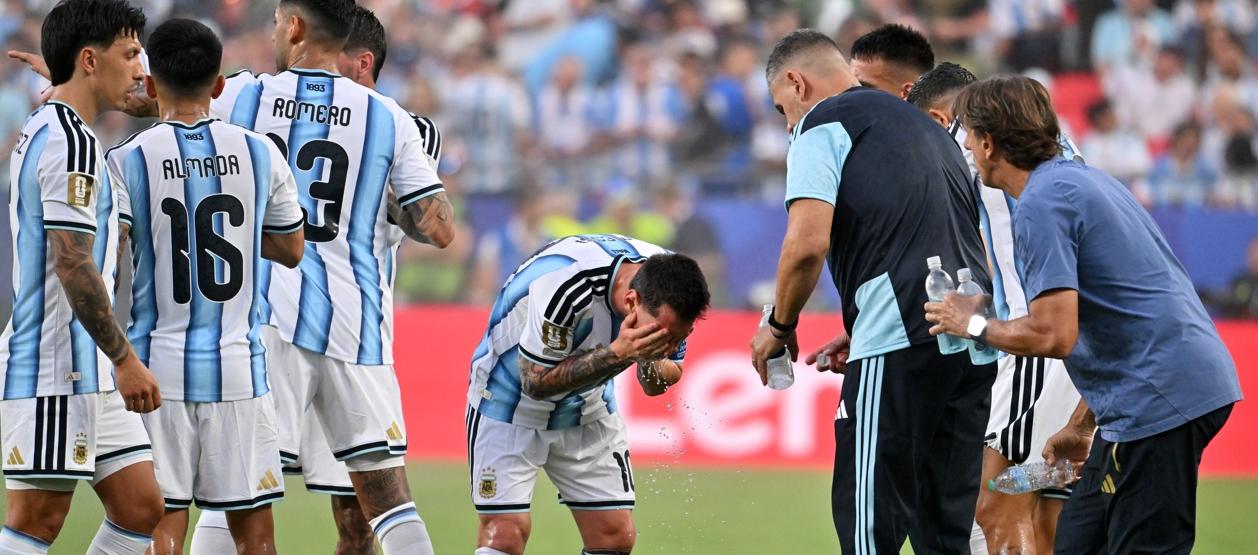 Jugadores de Argentina durante una pausa de hidratación, una de las novedades en el Mundial. 