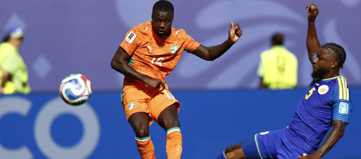 Nicolas Pépé remata a la portería de Curazao para marcar el segundo gol de Costa de Marfil. 