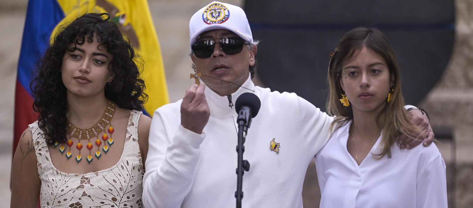 El presidente Gustavo Petro con sus hijas Sofía y Antonella. 