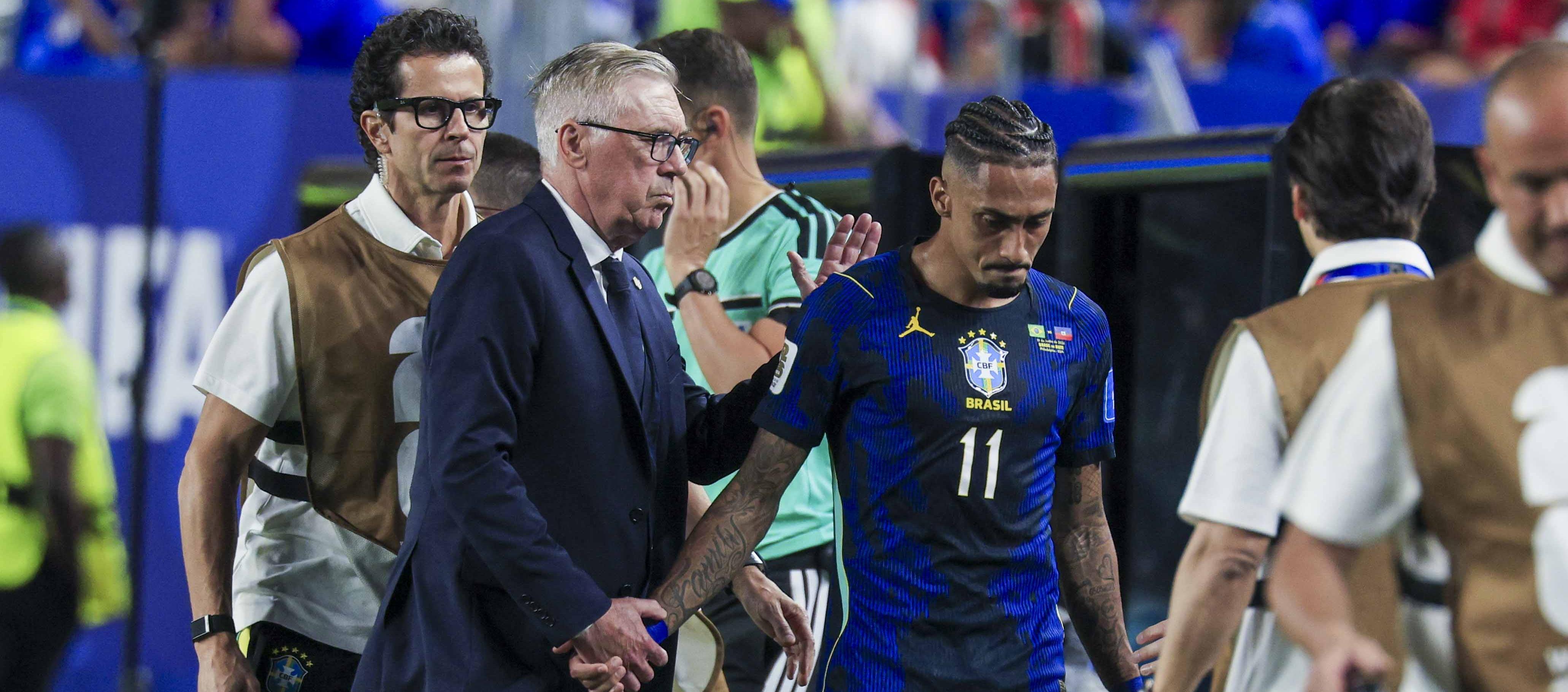 Carlo Ancelotti consuela a Raphinha tras salir de la cancha ante Haití.