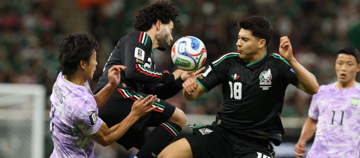Obed Vargas disputa el balón con Cho Gue-sung. 
