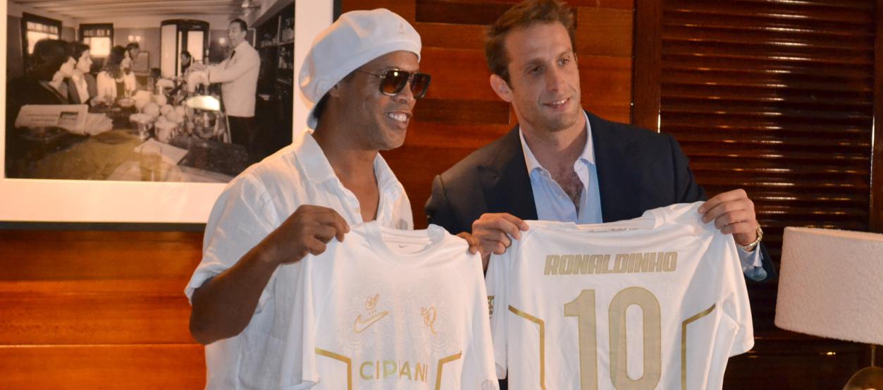 Ronaldinho y el presidente del Ravenna FC, Ignazio Cipriani.