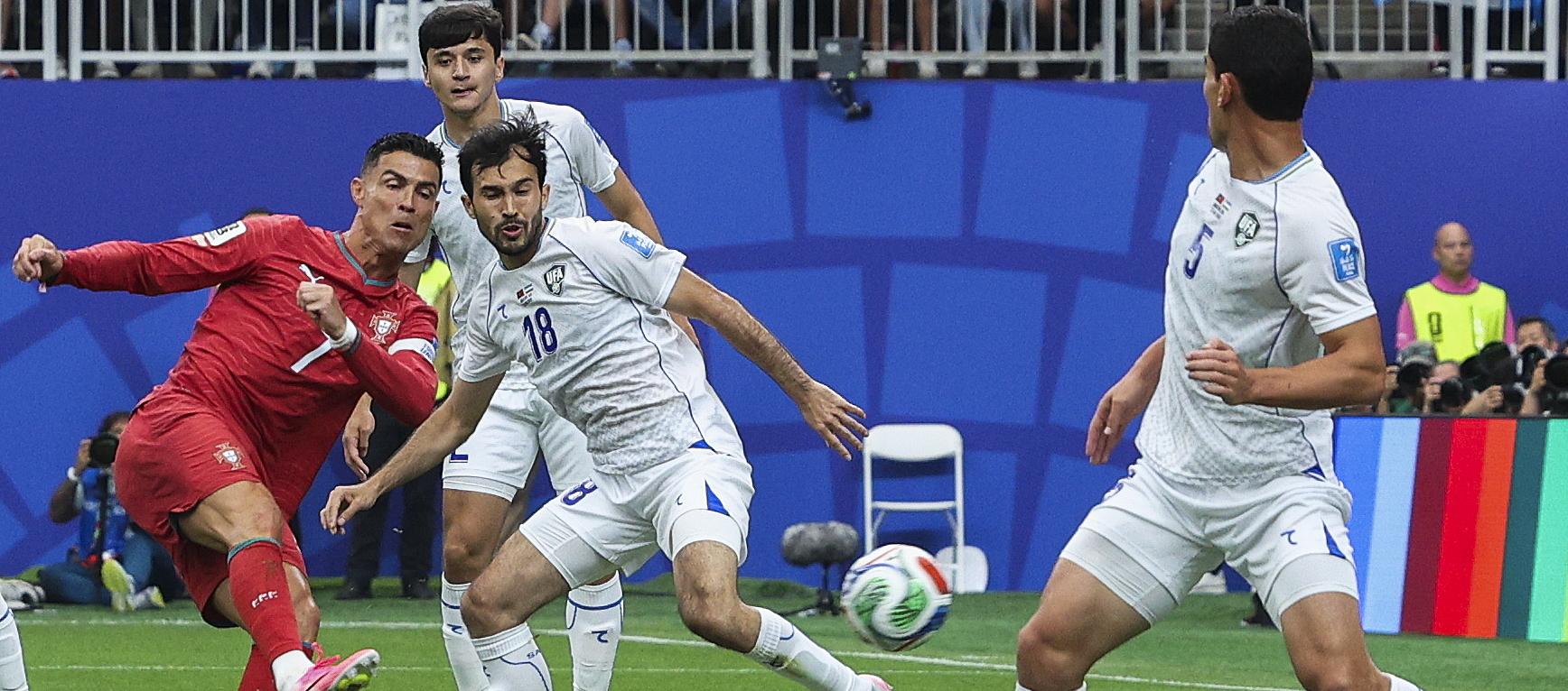 El remate de Cristiano Ronaldo para su primer gol contra Uzbekistán. 