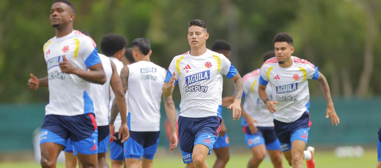 Jhon Córdoba, James Rodríguez y Luis Díaz, jugadores de la Selección Colombia.