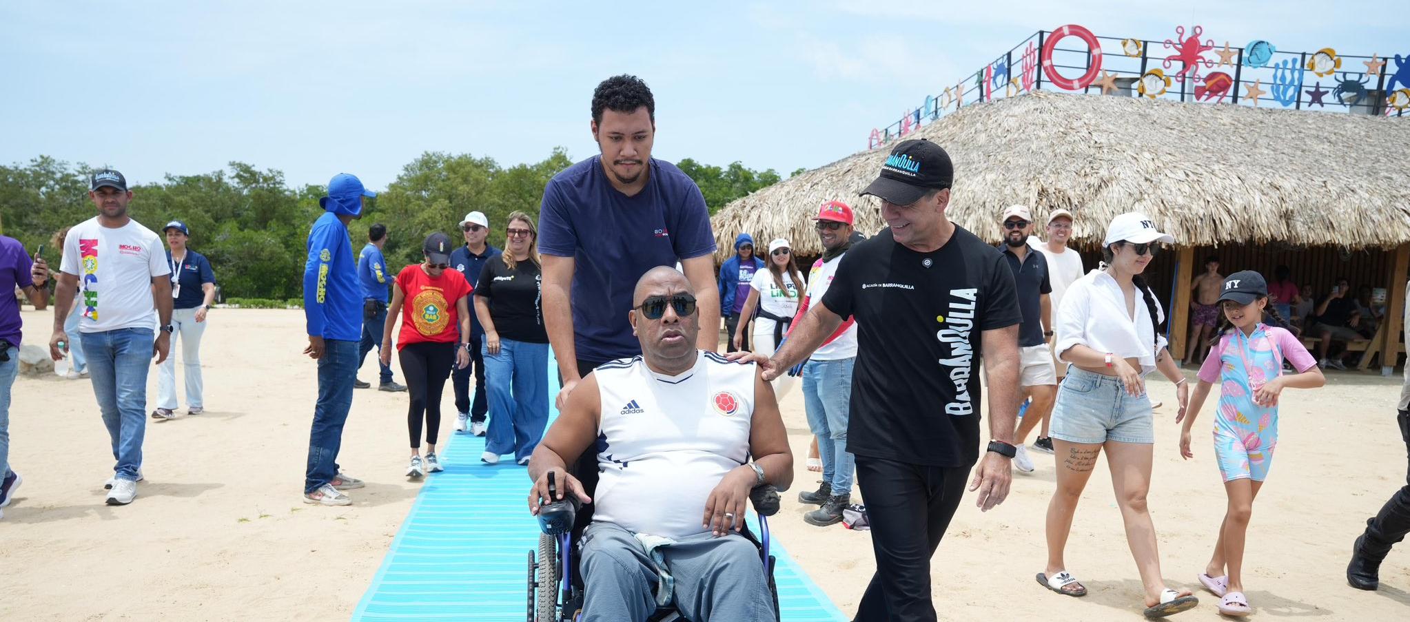 Alcalde Alejandro Char con turistas en la playa de Puerto Mocho.