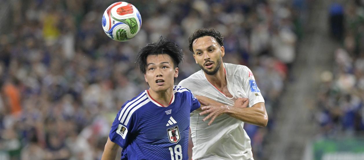 Ayase Ueda, autor de un dobleta para Japón, disputa el balón con Montassar Talbi.