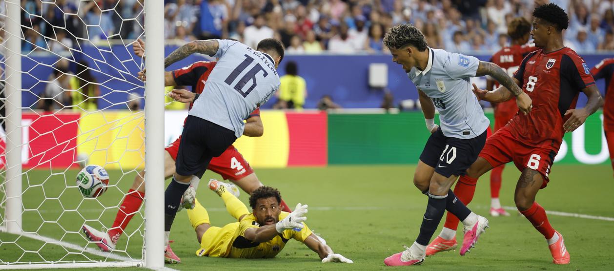 Acción de gol invalidada a Uruguay por fuera de juego de Maxi Araújo.