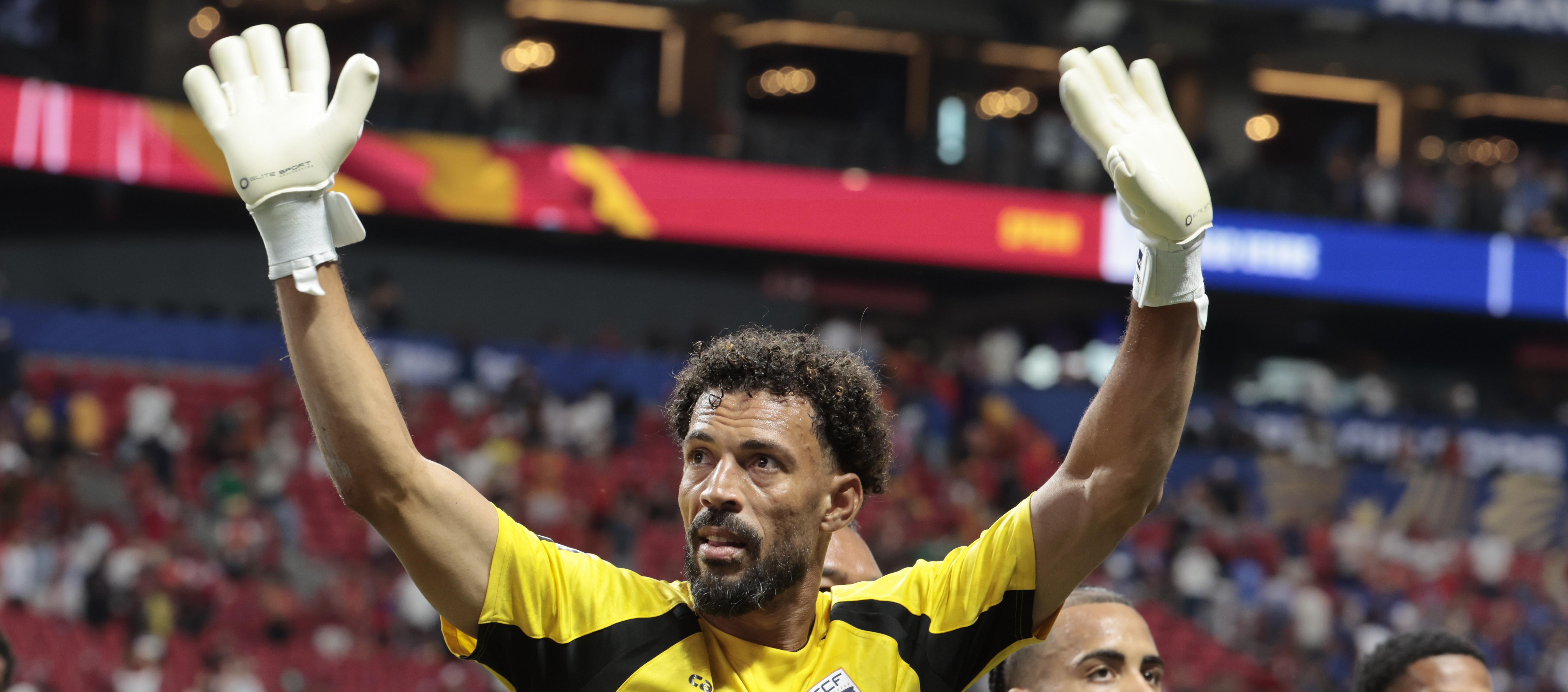 Vozinha, portero de Cabo Verde, figura en el partido contra España.