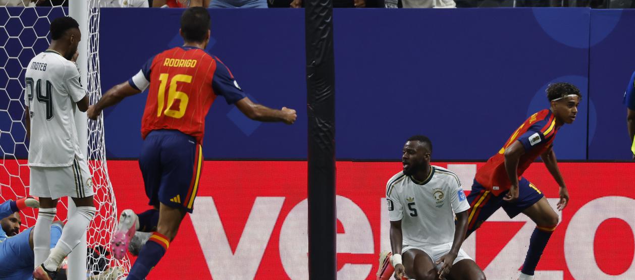 Lamine Yamal celebra tras marcar el primer gol de España. 
