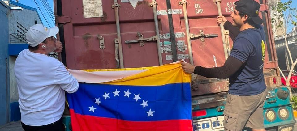 Fernando Fiorillo, director de la Unidad de Gestión del Riesgo en el Distrito, cerrando el contenedor de las ayudas para los damnificados de Venezuela.