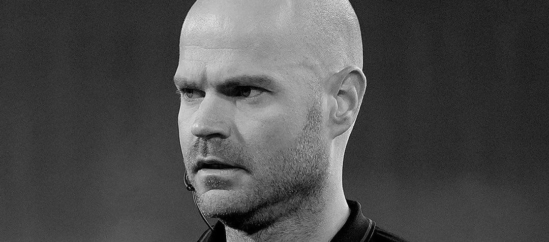  Árbitro Rob Dieperink. 