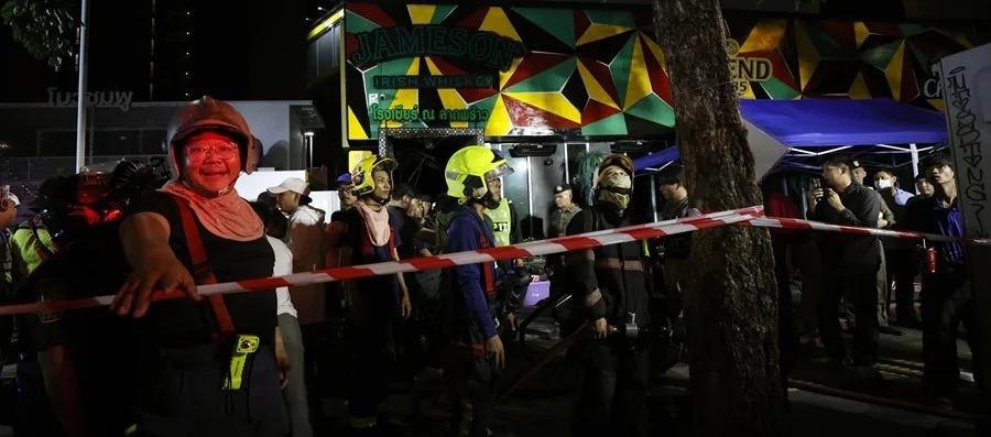 Bomberos tailandeses y rescatistas trabajan en la atención de un incendio. 