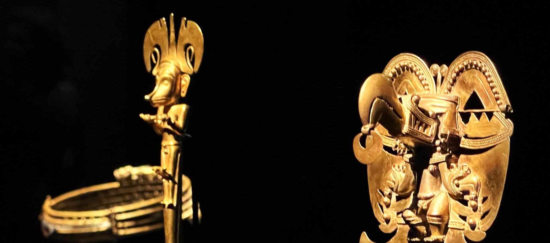 Colgante antropomorfo que combina rasgos del cocodrilo y del tucán.
