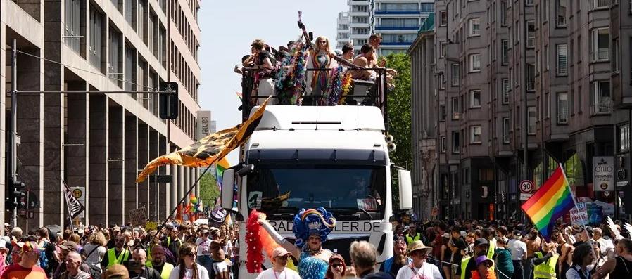 Varias personas participando en la fiesta del Día del Orgullo LGTBI.