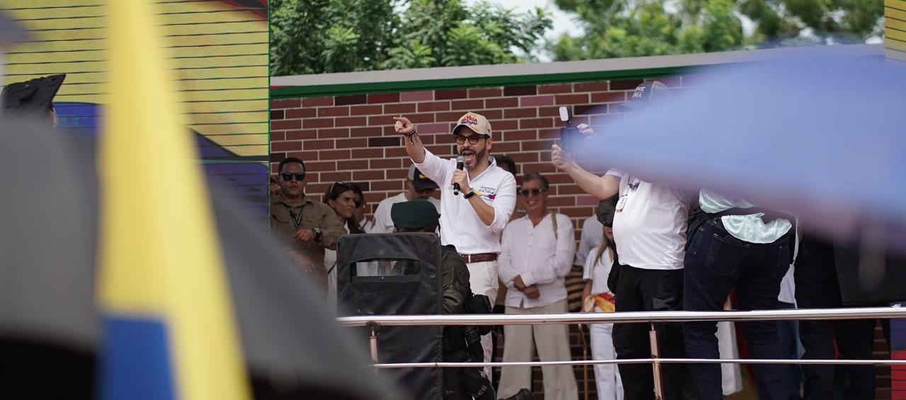 Abelardo De La Espriella durante su visita a los municipios del sur del Atlántico. 