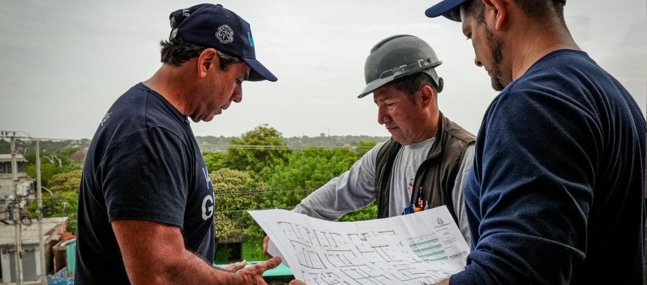El alcalde Alejandro Char inspeccionando las obras de la estación de Policía. 
