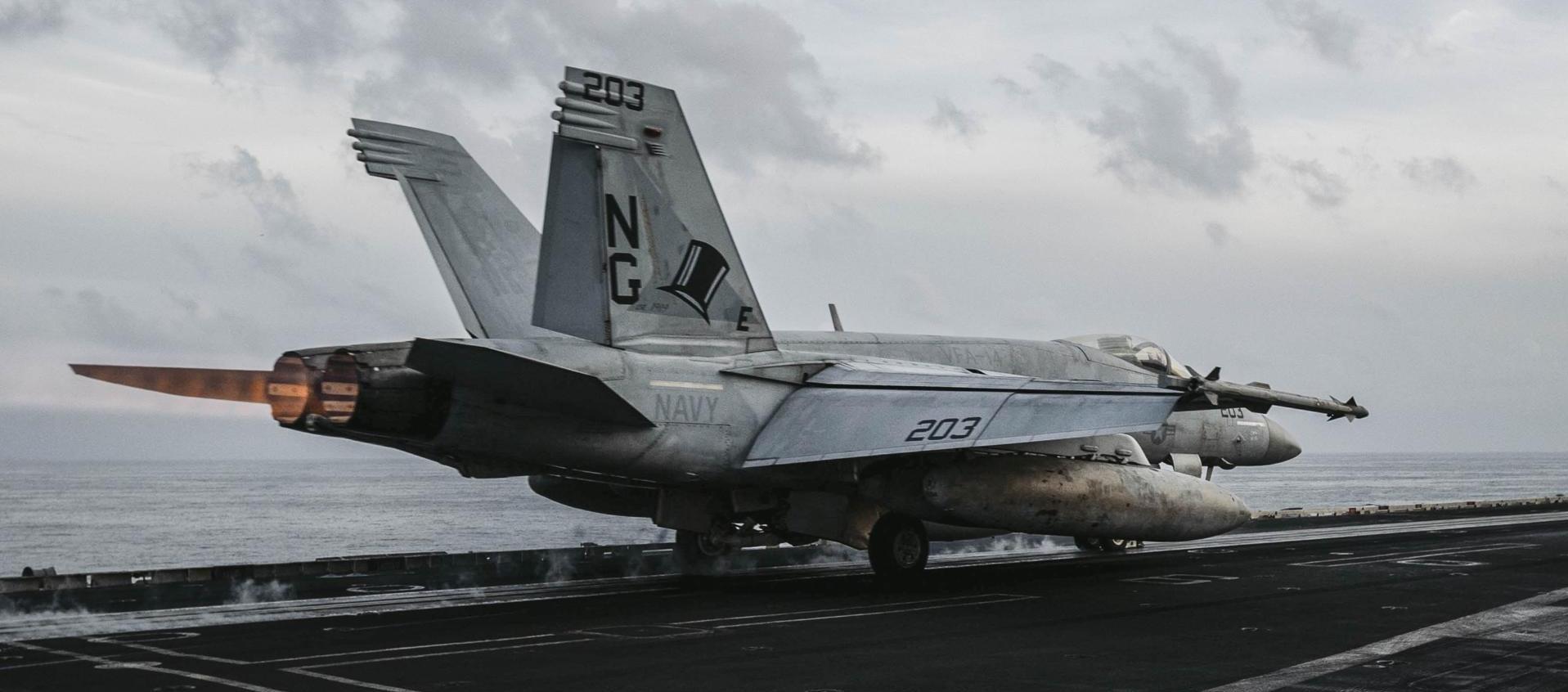 vión de combate en el USS Abraham Lincoln durante una de las operaciones aéreas contra objetivos militares en Irán 