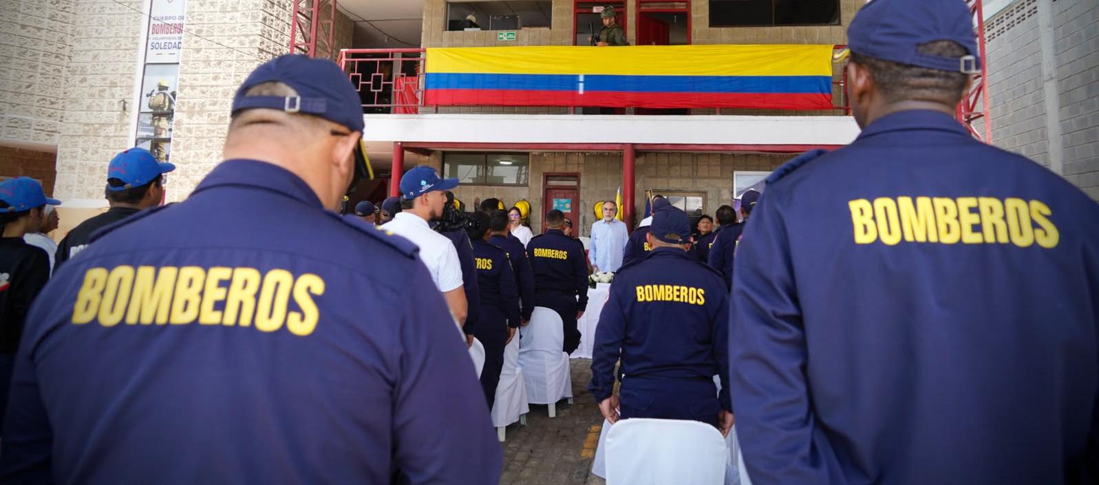 Bomberos recibiendo equipos y kits del Ministerio del Interior.