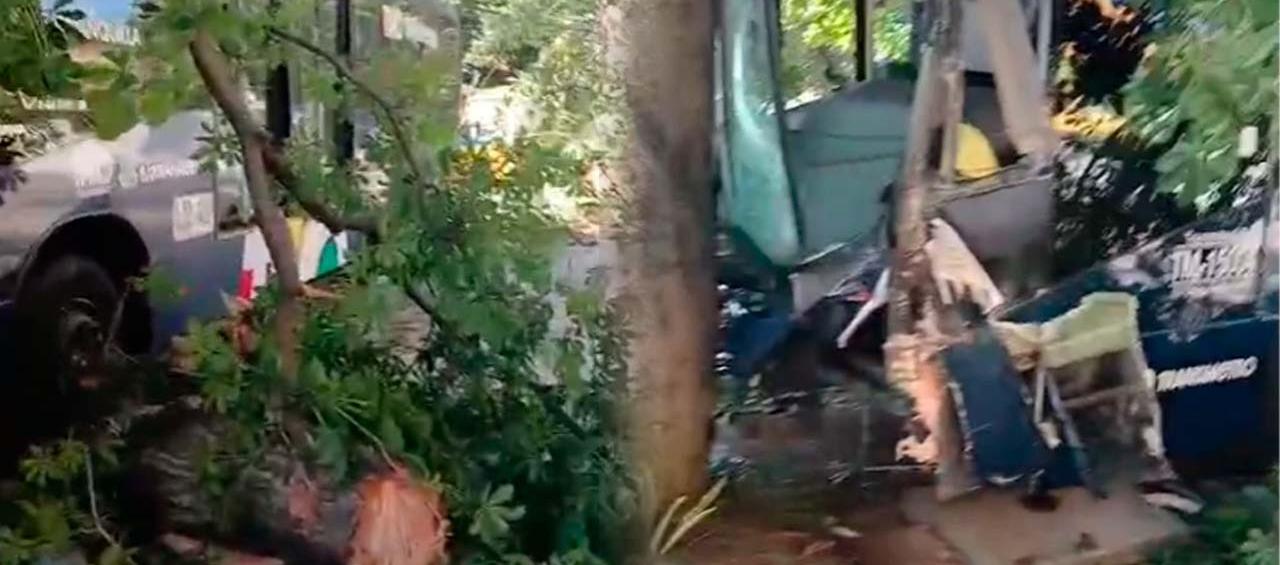 La parte frontal del bus quedó averiada tras el impacto. 