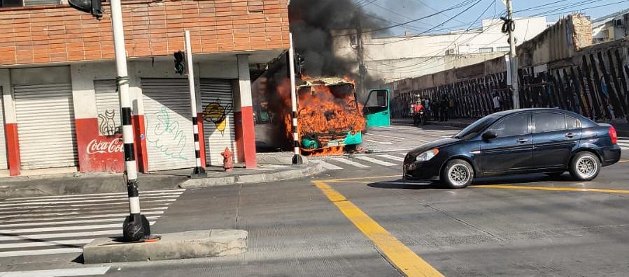 Bus incendiado.