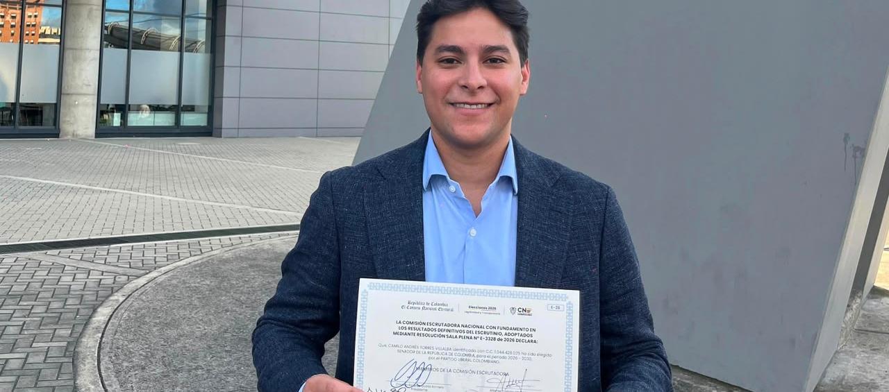 Camilo Torres Villalba, al recibir credencial