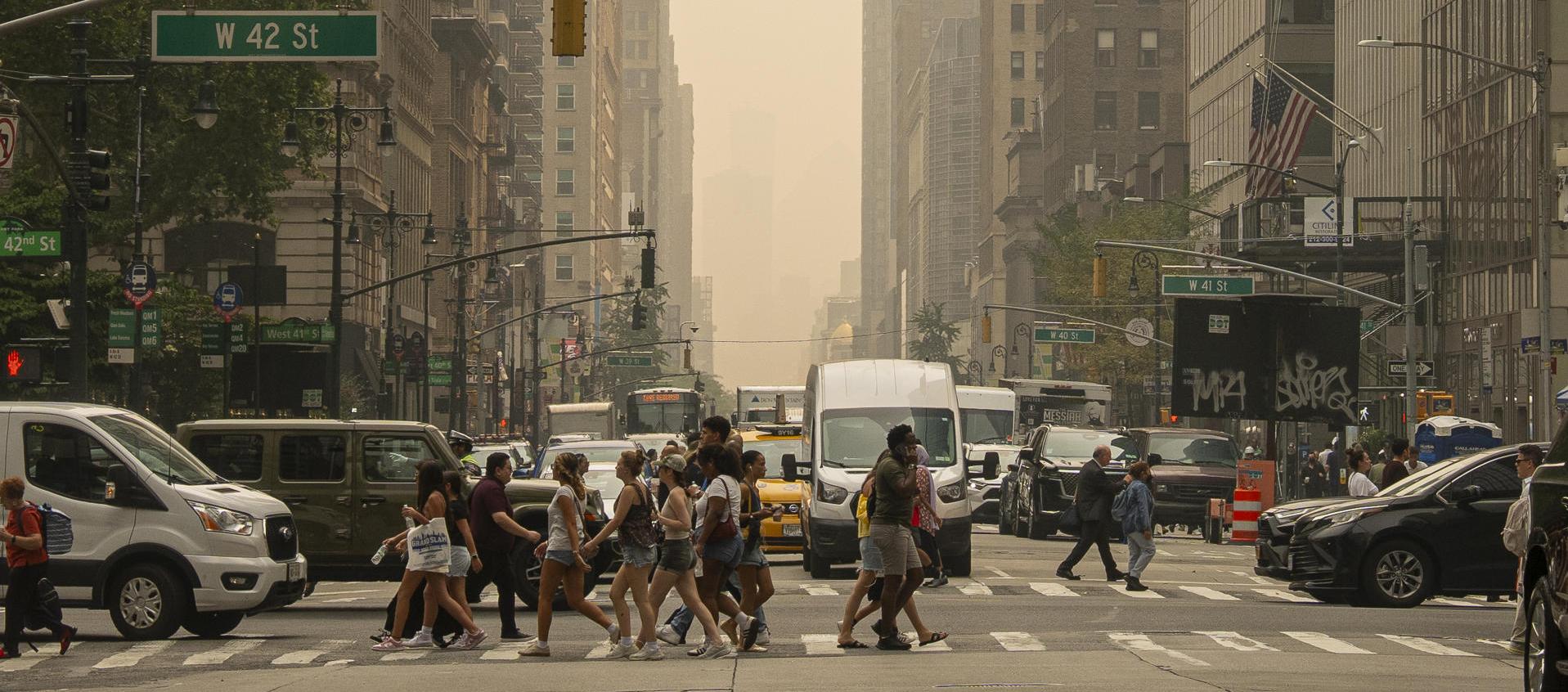 Densa capa de humo en la ciudad de Nueva York. 
