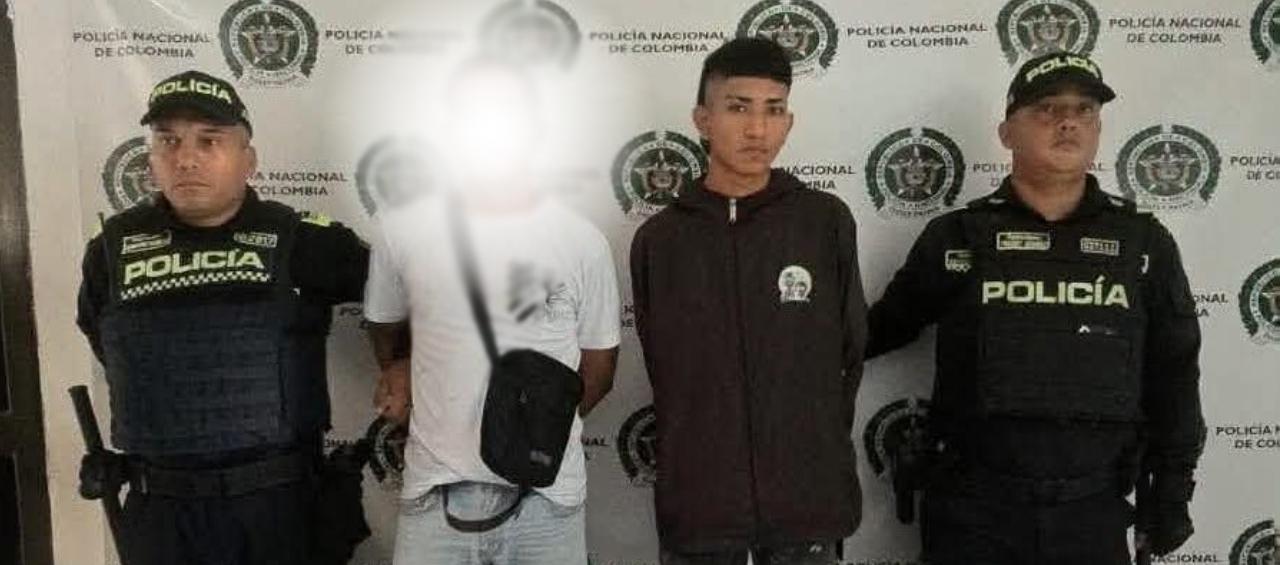 Andrés Felipe Castro Castro (camisa negra) fue asegurado y el otro hombre (camisa blanca) fue dejado en libertad. 